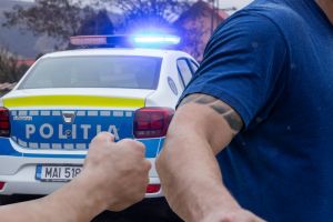 SATU MARE. Scandal între cumnaţi pornit de la un teren: s-au luat la bătaie, apoi s-au acuzat reciproc