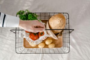 Guvernul a prelungit plafonarea adaosului comercial la alimentele de bază până la 30 iunie. Lista produselor