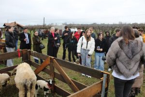 Peste 800 de elevi din zece licee sibiene experimentează agricultura sustenabilă la Ferma Rusciori, în cadrul EDU-LAB-FARM 2026