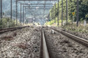 Autoturism lovit de tren din cauza unui sofer neatent, in Timis