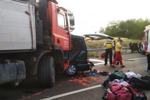 Șapte români morţi într-un accident în Ungaria: Un microbuz s-a ciocnit cu un camion