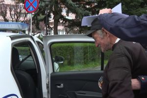 Primele explicaţii de la cel arestat pentru că a incendiat maşina vecinului