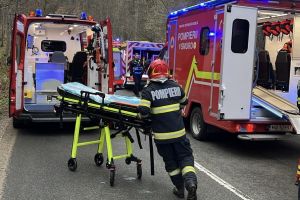 Accident provocat de o şoferiţă care a intrat pe contrasens. Trei victime în stare critică