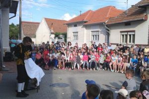 FOTO: Spectacol de teatru la Vinerea – Cugir. ,,Să jucăm viaţa pe scena educaţiei”, susţinut de trupa SKEPSIS din Alba Iulia