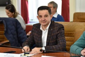 Mopul de aur: Lider PNL Bihor bogat în contracte de curăţenie cu instituţii şi companii de stat