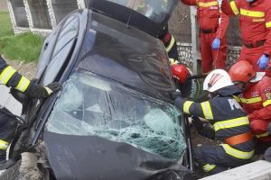 Acum, în Argeş: Maşină intrată într-un cap de pod
