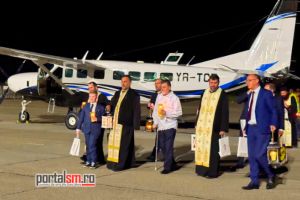 FOTO. Lumina Sfântă ajunge la Satu Mare pe un culoar special de zbor, din cauza restricţiilor de la Ierusalim