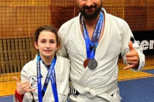 INEDIT Demonstraţie de Jiu-Jitsu între un jandarm vrâncean şi fiica sa, campioană europeană