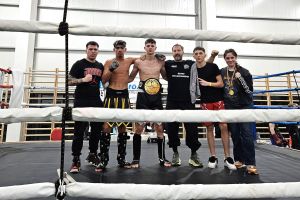 Ziua pe şantier, seara în sală: antrenorul din Sibiu care creşte campioni la kickboxing