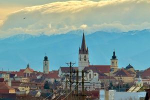 Vreme rea în toată ţara: vânt, ploi şi ninsori la munte