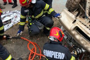 Intervenţie contracronometru în Argeş. Persoană prinsă sub un autoturism răsturnat