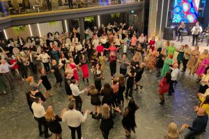 VIDEO Pregăteşte-te de show! Regele hiturilor de petrecere, Vali Vijelie, vine la Solis Forum