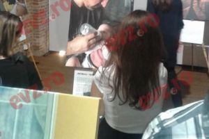 Îi poate da tatăl bebeluşului să mănânce? Poate tatăl să se substituie mamei într-o lume în schimbare?