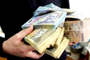 Un stomatolog şi mama sa, acuzaţi că au lăsat angajaţii din Botoşani fără salarii în timp ce datoria la ANAF a explodat