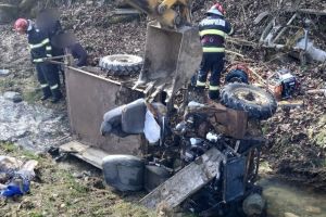 Vehicul răsturnat în albia unui pârâu din Argeş. Bărbat transportat la spital