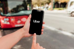 Cum a „uitat” un administrator să declare 6,4 milioane lei din Uber şi Bolt