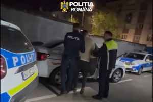 Tânăr reţinut de poliţişti / Nu a oprit la semnal, a intrat cu maşina în şanţ şi avea dreptul de a conduce suspendat