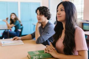 Carnet de voluntariat pentru elevi, propus de ministrul Educaţiei ca măsură pentru prevenirea adicţiilor