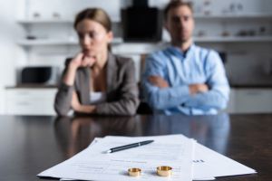 Decizie în Parlament: numele după divorţ nu mai depinde de fostul soţ