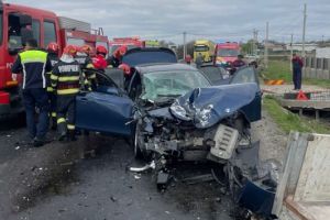Accident pe DN 56A, la Șimian: trei persoane rănite după o coliziune între două vehicule/ FOTO