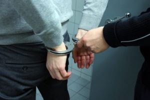 Bărbat arestat pentru tâlhărie! Partenera lui a furat haine dintr-un mall din Braşov, iar el l-a bătut pe agentul de pază care i-a văzut