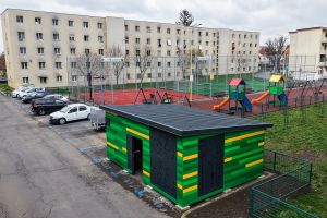 Locuitorii din cartierul Florilor îşi pot lăsa bicicletele într-o nouă parcare