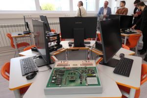 Încă un laborator modern la Universitatea din Oradea: studenţii de la Automatică vor lucra cu echipamente de ultimă generaţie, donate de o companie (FOTO)