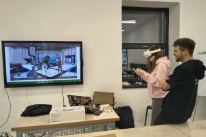 Studenţii orădeni de la Jurnalism învaţă cu ochelari VR: au intrat într-un studio TV virtual şi au simulat o anchetă de presă (FOTO)