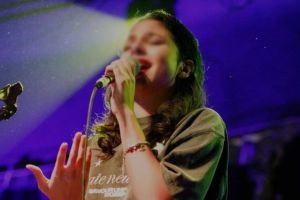 „Sunet pentru Jasmine”: Seară caritabilă în Oradea pentru adolescenta grav rănită în accidentul rutier de pe DN1