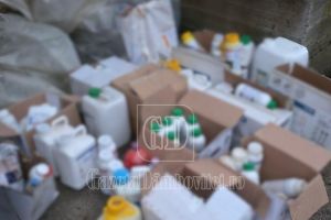 Sute de litri de substanţe toxice neomologate şi alcool, confiscate de poliţiştii dâmboviţeni