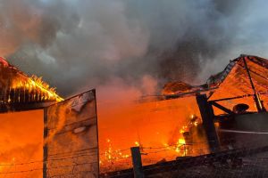 Incendiu violent. Două persoane au avut nevoie de asistenţă medicală