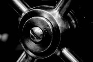 Seif furat dintr-o locuinţă din Cărpiniş, găsit abandonat pe un drum agricol