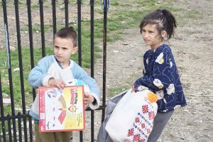 Bucurie înainte de Paşte! Zeci de copii din Bâlteni, surprinşi de caravana „Gorjeanul”