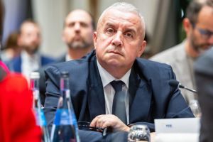 Guvernare cu scandal