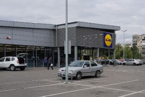 Lidl România majorează salariile şi extinde pachetul de beneficii pentru angajaţi
