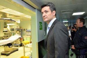 Din spital, la tribunal: Un fost ministru al Sănătăţii este acuzat de o pacientă din Bihor că i-a greşit operaţia