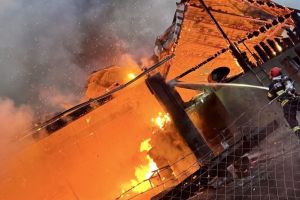 Incendiu de proporţii! Risc de extindere la clădirile din apropiere