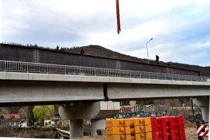 Centura Comarnic: Au fost montate grinzile de 60 de metri peste râul Prahova (FOTO)