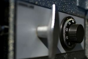 Un seif cu 26.000 de lire sterline şi 20.000 de lei, furat dintr-o locuinţă din Timiş şi abandonat pe câmp