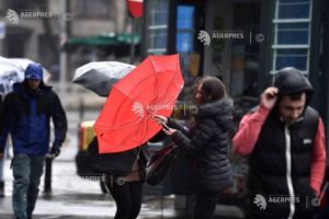 ANM: Vânt puternic şi ploi moderate în toate regiunile, până sâmbătă seara; ninsori în zona montană