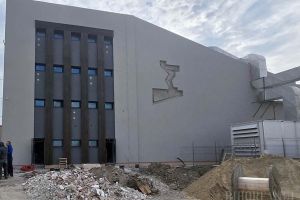 Săritură cu repetiţie: Constructorii, obligaţi să refacă faţada bazinului în care l-au „înecat” pe săritor