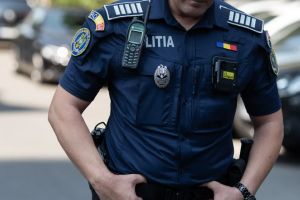 Poliţist pus pe rele! „Om al legii” anchetat după ce a sedus două fete şi le-a pus să se prostitueze pentru el. Cum ascundea banii