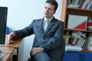 Cum poate fi încetinită scăderea puterii de cumpărare a populaţiei. Avertismentul unui profesor de economie: „Persistenţa sărăciei are cauze variate”