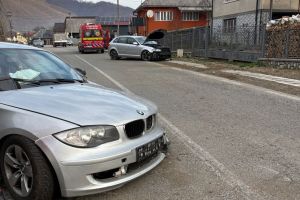 Accident pe DN 17C, la Telciu. O tânără a fost transportată la spital