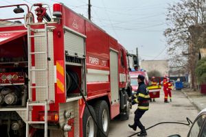 FOTO Incendiu la o casă din municipiul Botoşani. Pompierii chemaţi de urgenţă