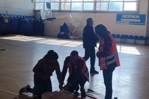 Lecţii de prim ajutor la o şcoală din Târgu Jiu