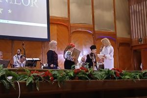 FOTO & VIDEO Renumită artistă din Botoşani, premiată la Palatul Parlamentului în cadrul unei gale speciale „Tradiţiile Românilor”