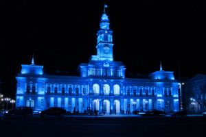 Primăria Municipiului Arad, iluminată în albastru