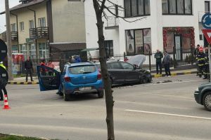FOTO Accident cu două maşini în municipiul Botoşani. O femeie a fost rănită