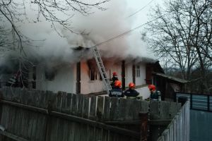 Incendiu la o locuinţă din comuna Poduri. Proprietara, transportată la spital după un atac de panică